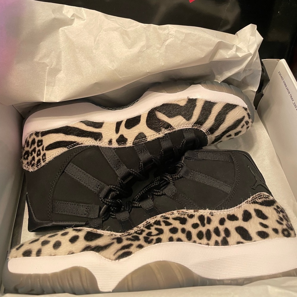 WOMEN'S AIR JORDAN RETRO 11 BASKETBALL SHOES
